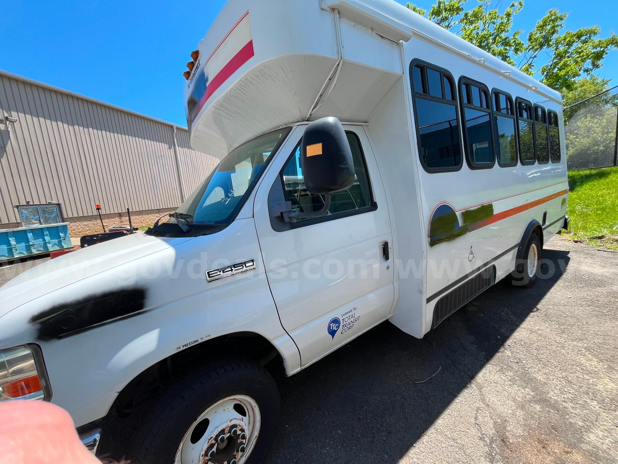 2ea 2011 Ford E450 14 Passenger Paratransit Vans. (SCRAP OR PARTS)