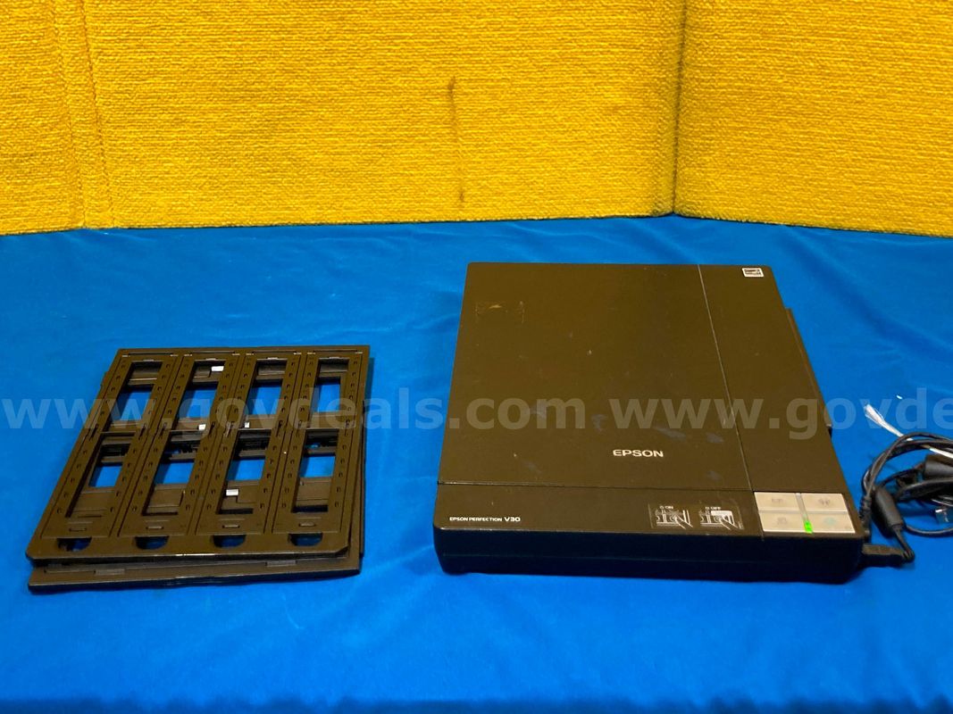 (1) Epson Perfection V30 Model J232A Flatbed Scanner
