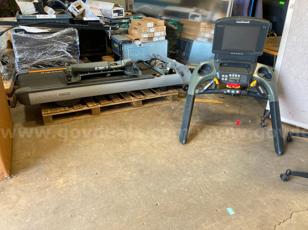 (1) Matrix Model T-7XEVA-03-C Fitness Treadmill