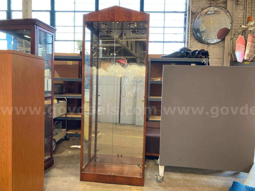 (1) Henredon Display Cabinet