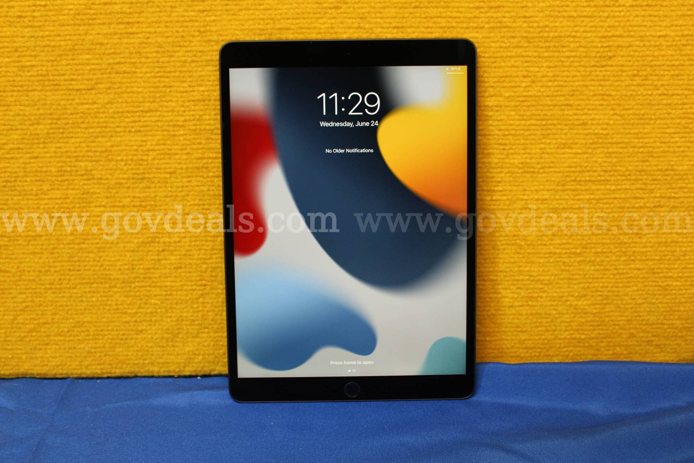 (1) Apple iPad Air (3rd Generation) 10.5"