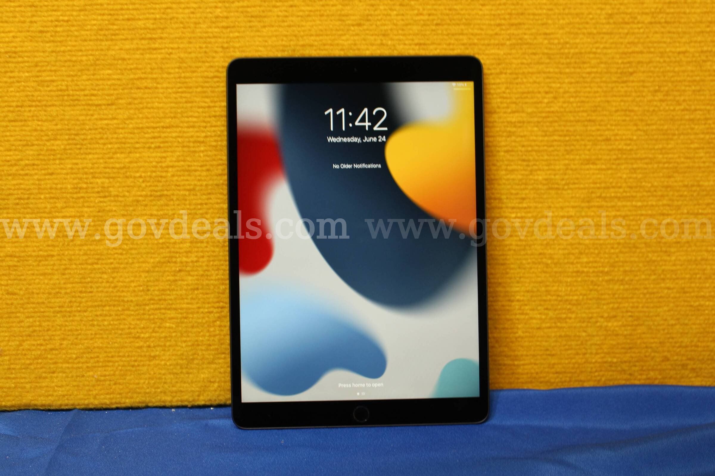 (1) Apple iPad Air (3rd Generation) 10.5"