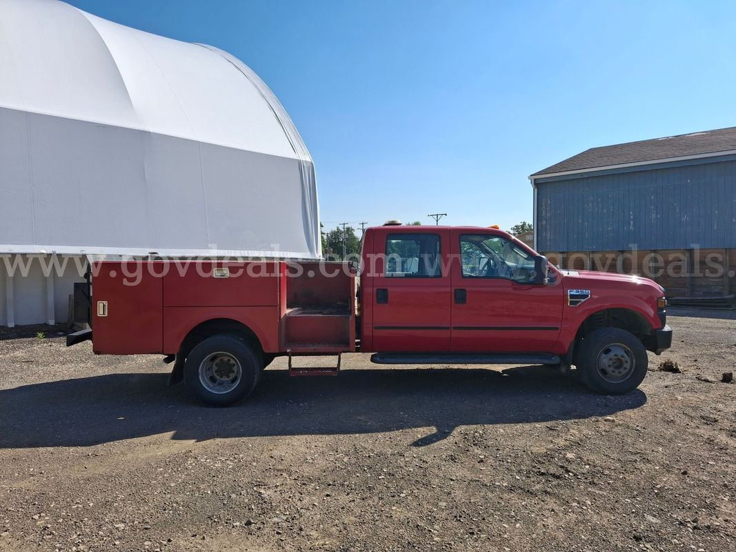 2008 Ford F-350 SD with Thieman liftgate XLT Crew Cab Long Bed DRW 4WD