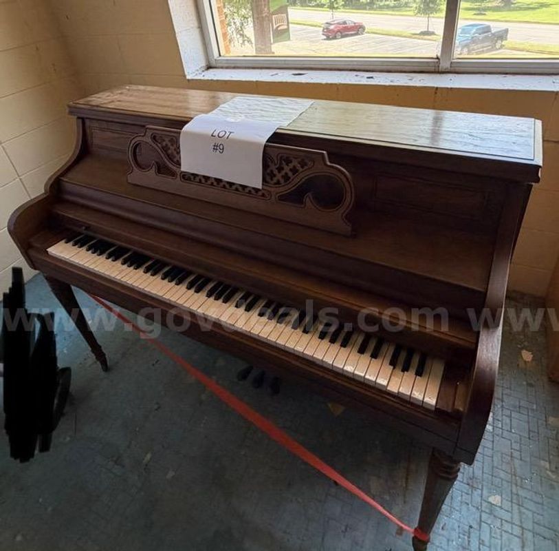 Piano, Metal Stools