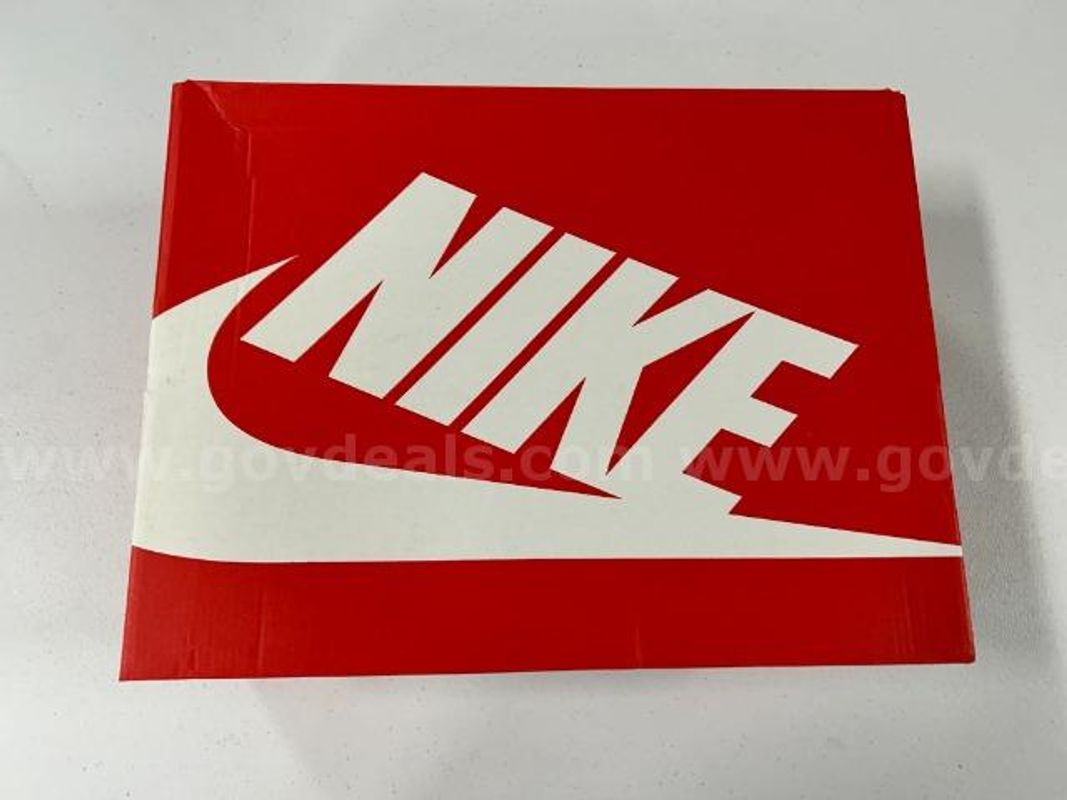 Lot of 1, Nike Air Max Goadome, Black in color. Size: 9.5