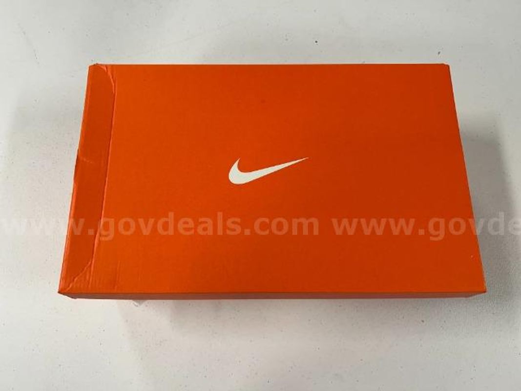 Lot of 1, Nike Air Zoom Pegasus 39 TB, White in color. Size: 17