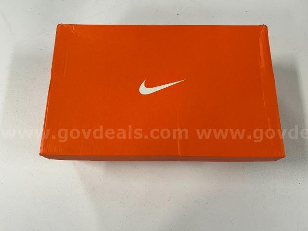 Lot of 1, Nike Air Zoom Pegasus 39 TB, "U of I" Gold in color. Size: 17