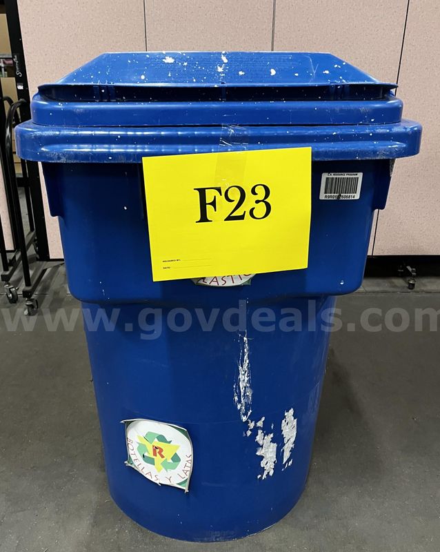 **** BLUE PLASTIC RECYCLING CONTAINER WITH WHEELS **** (I)