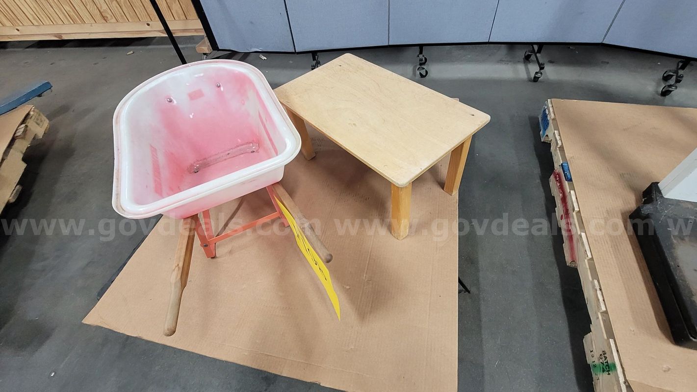 **** CHILD TOY WHEELBARROW SEYMOUR TABLE**** (I)
