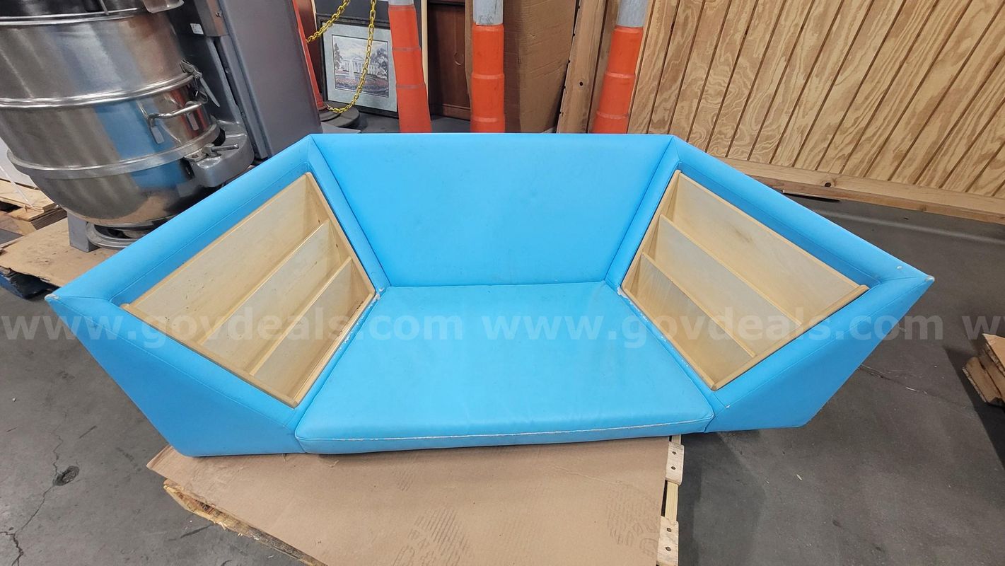 **** Lakeshore Kids Couch **** (I)