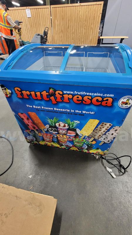 **** COMMERCIAL CHEST FREEZER **** (I)