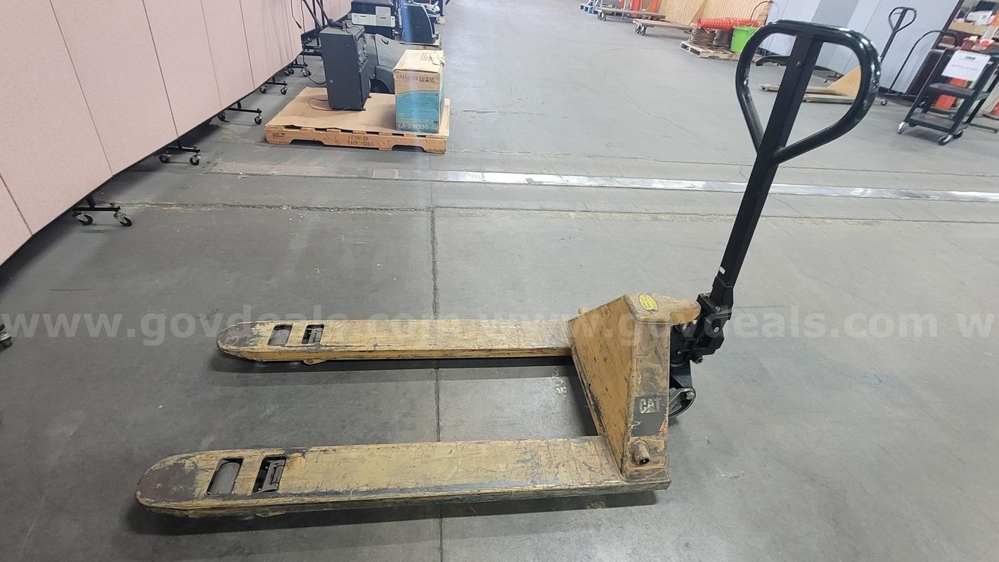 **** CAT MANUAL PALLET JACK **** (I)