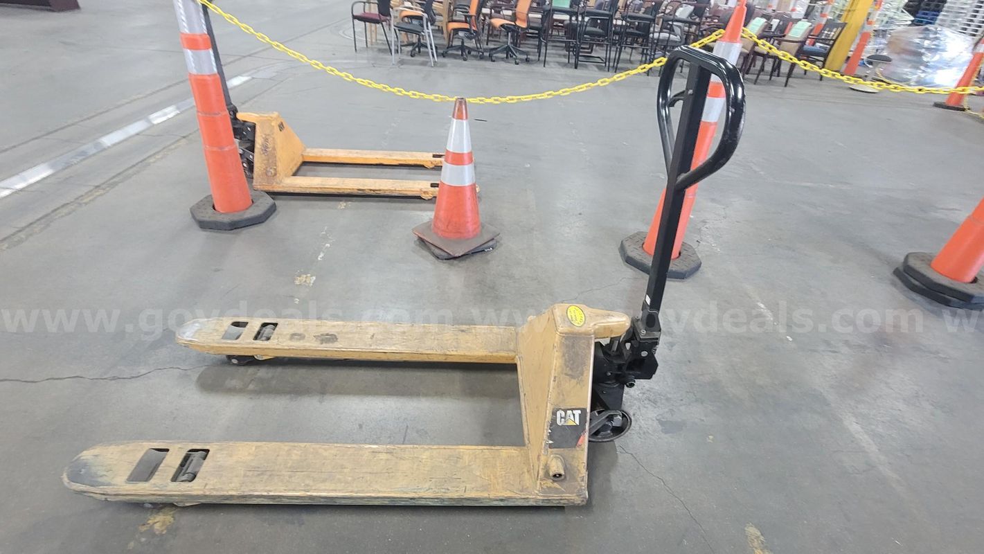 **** CAT MANUAL PALLET JACK **** (I)