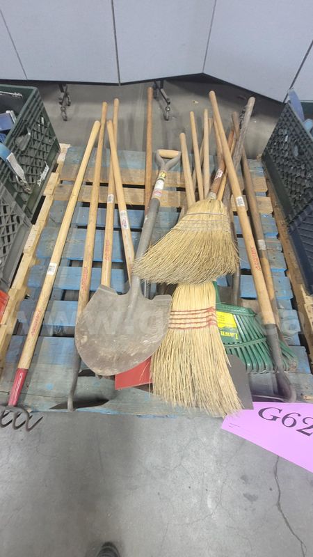 **** Assorted Claening Gardening Tools **** (I)