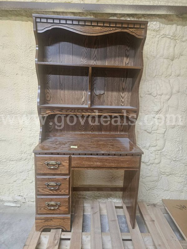 GREAT Kids room Computer Desk and Hutch