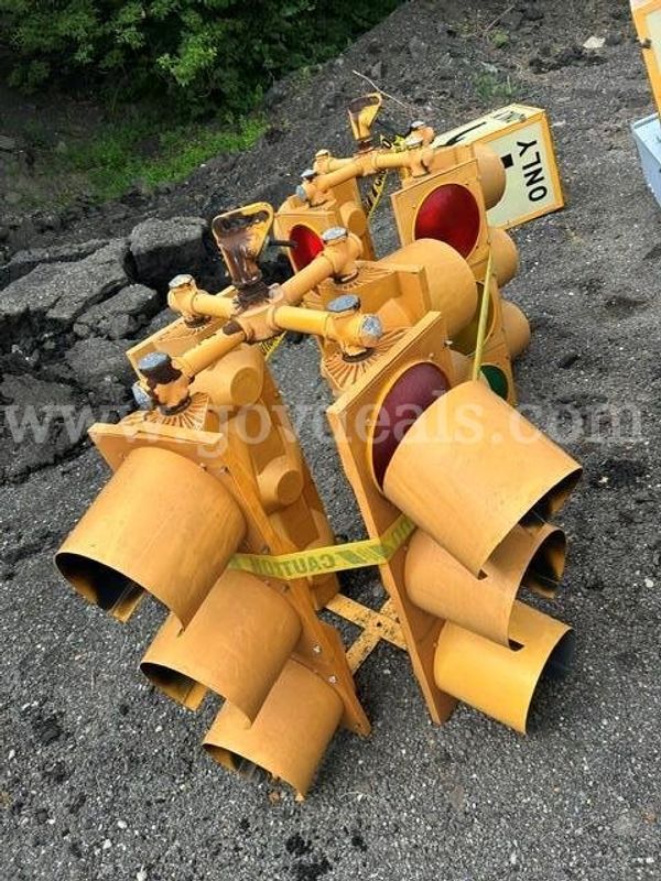 Two stop lights-plastic housing-working condition unknown-The only arrow in background is not included