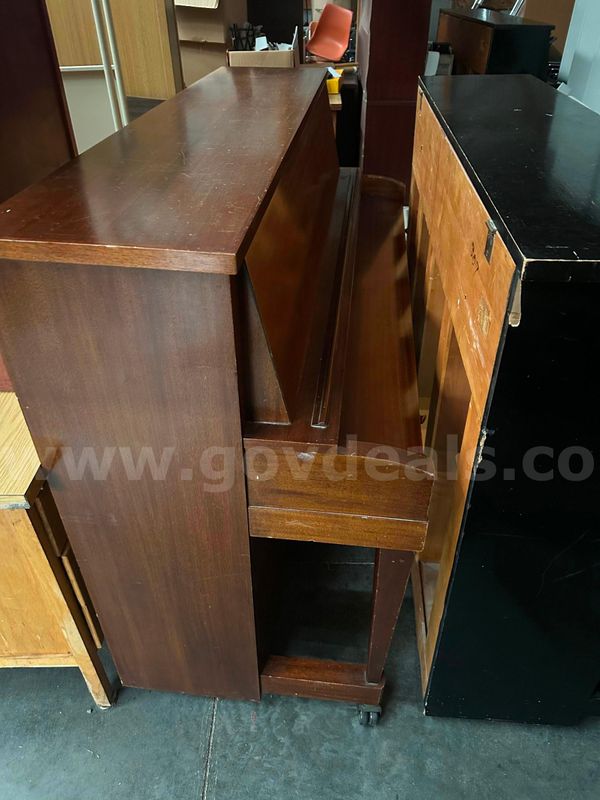 (6) Pianos