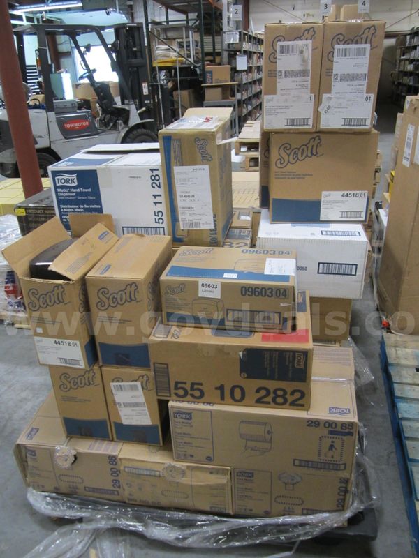 TOWELS AND DISPENSERS LOT CR-552