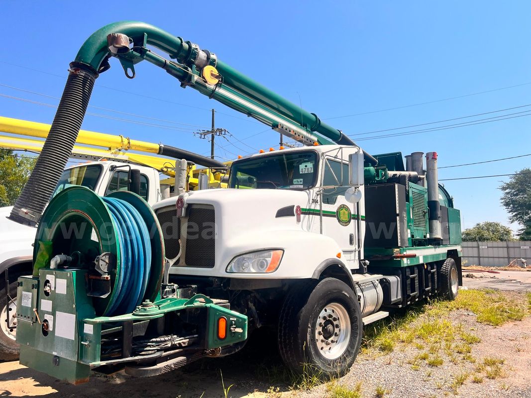 2014 Kenworth T4 Series Vaccum Truck
