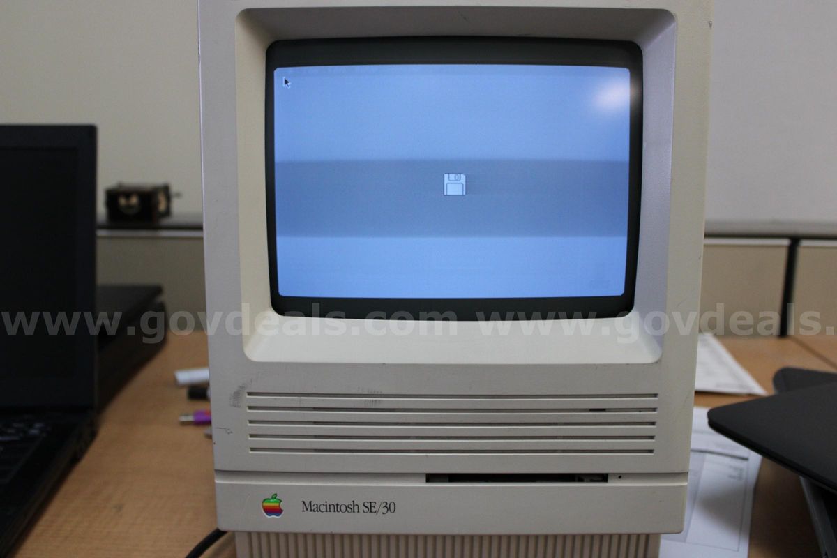 Vintage Macintosh SE/30 Apple computer, powers on, missing software icon flashing