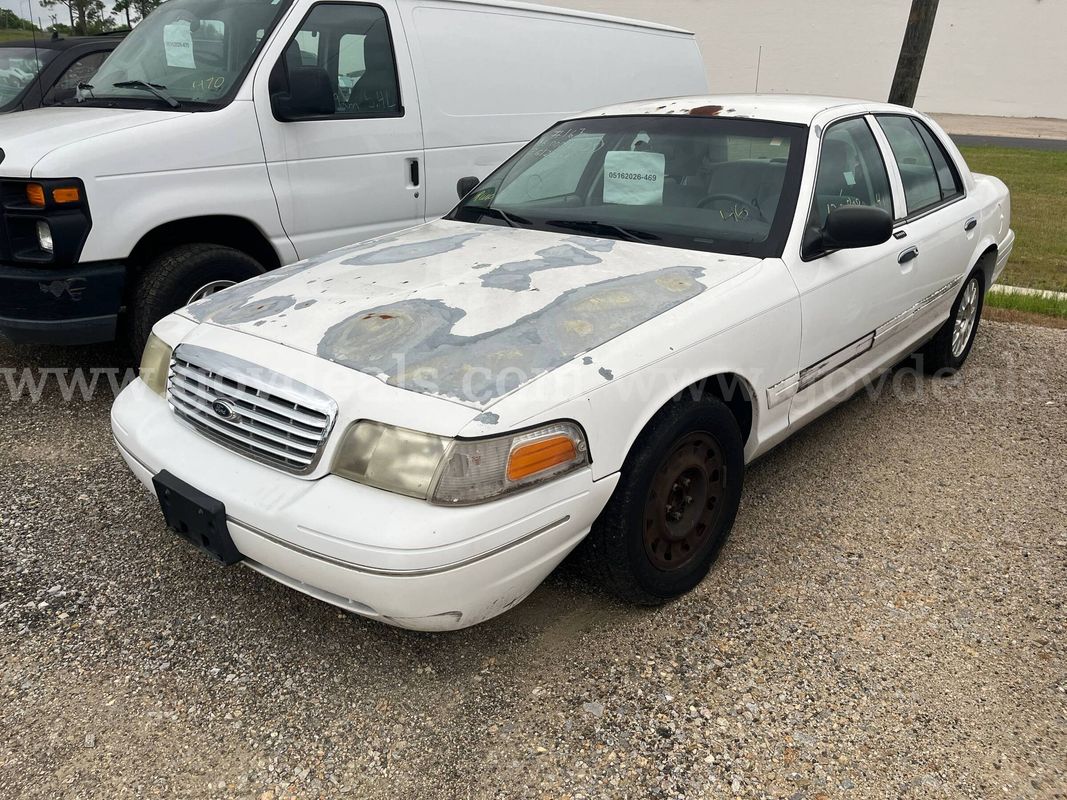 2005 Ford Crown Victoria LX Sedan