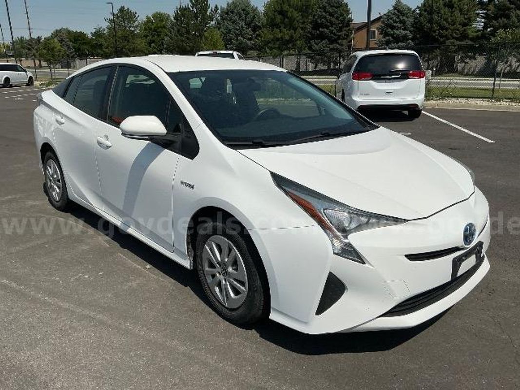 2016 Toyota Prius Ii 4 Door Hybrid Sedan -- Unleaded/Electric