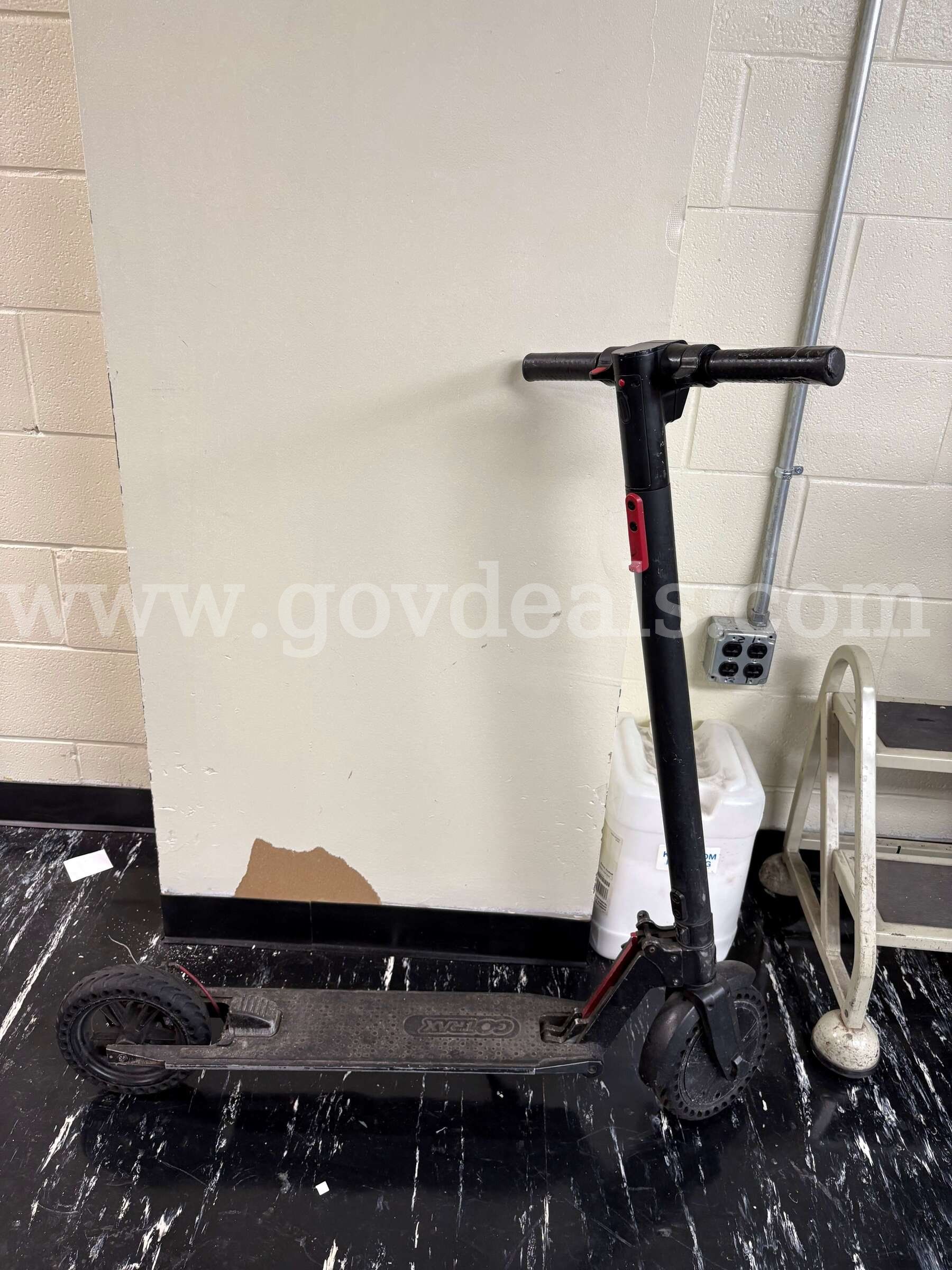 Sport Equipment: GO TRAX E-SCOOTER