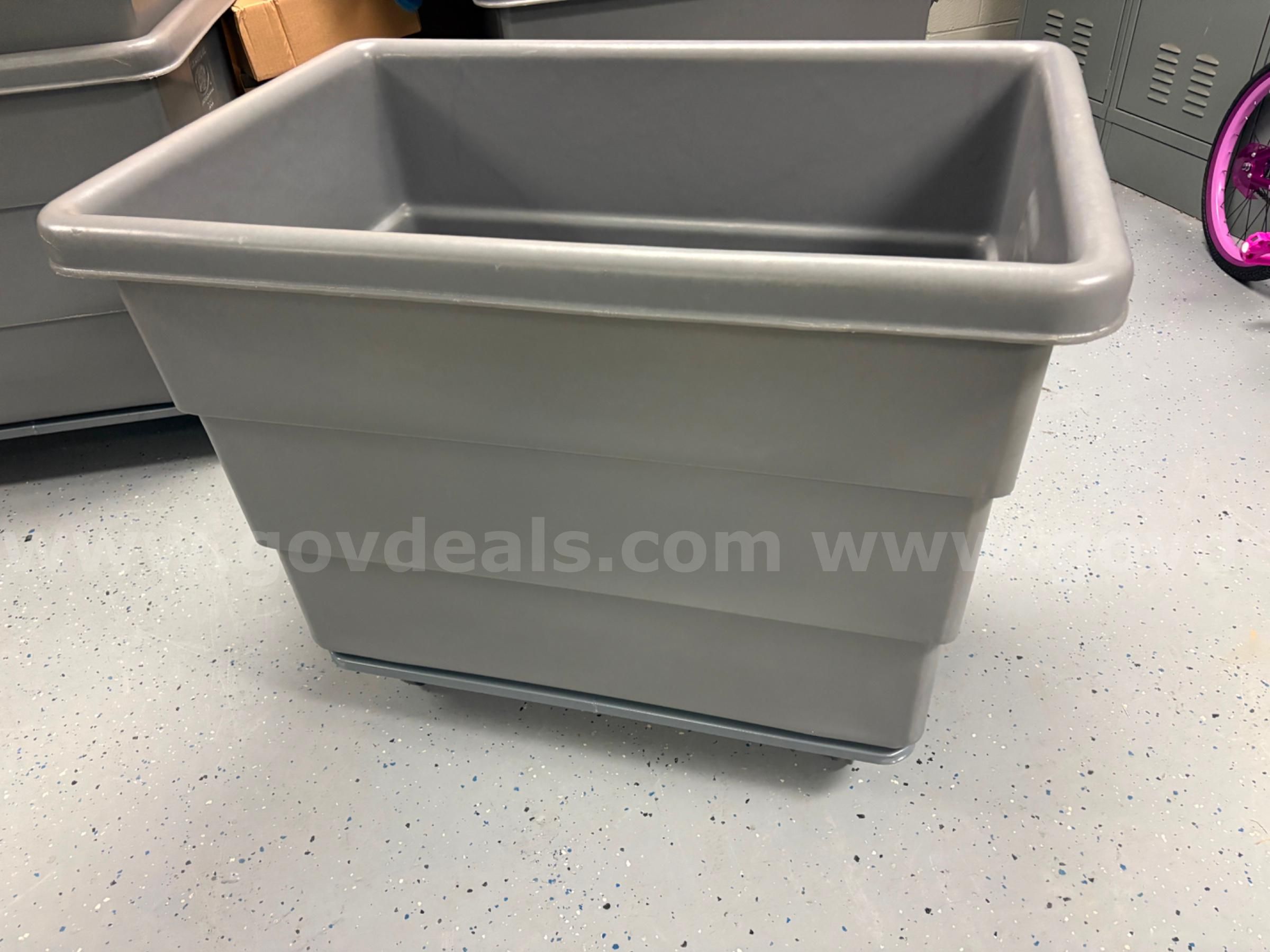 Plastic Bulk Box Truck, 10 Bushel, Steel Chassis Base, Gray
