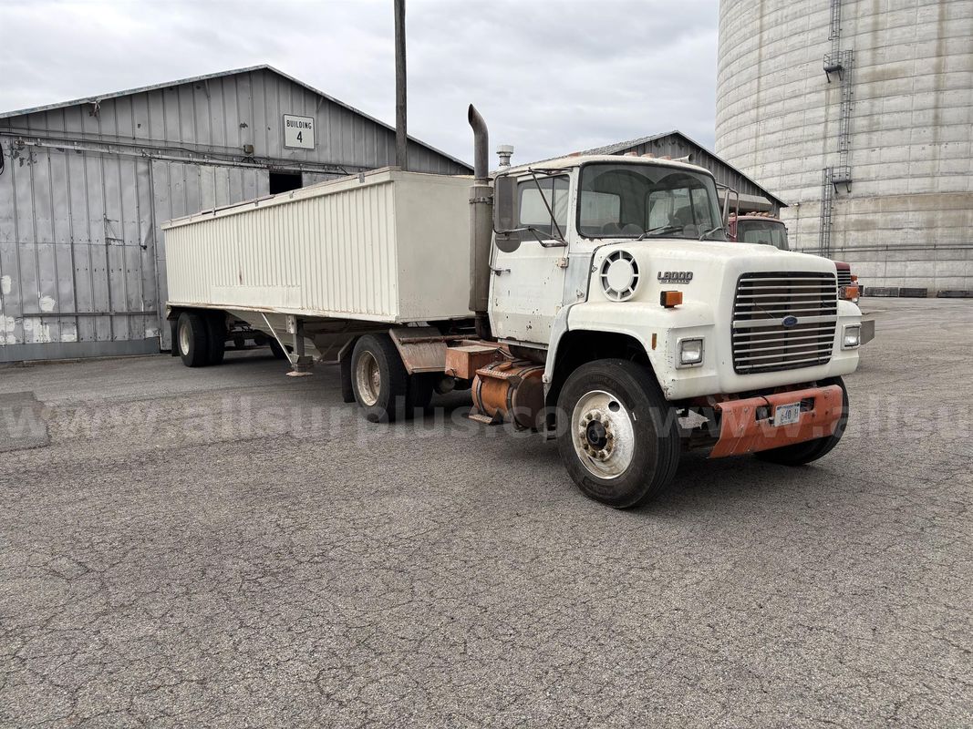 1988 Ford L8000 Semi-Truck
