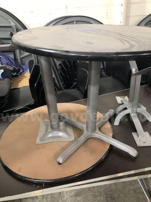 Circular Tables (221878 NM)