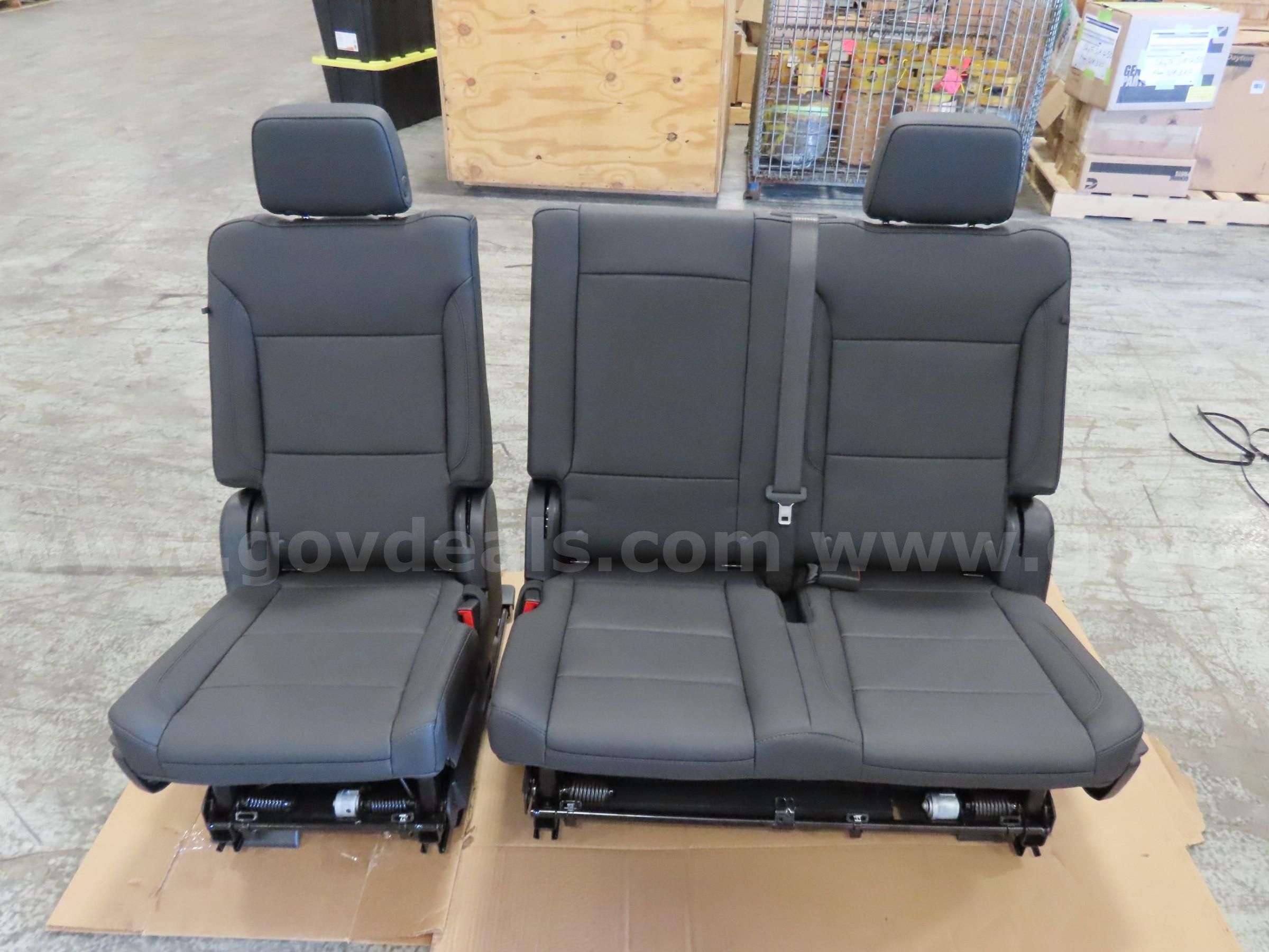 (12) 2025 Chevrolet Tahoe Second Row Split Bench Seats