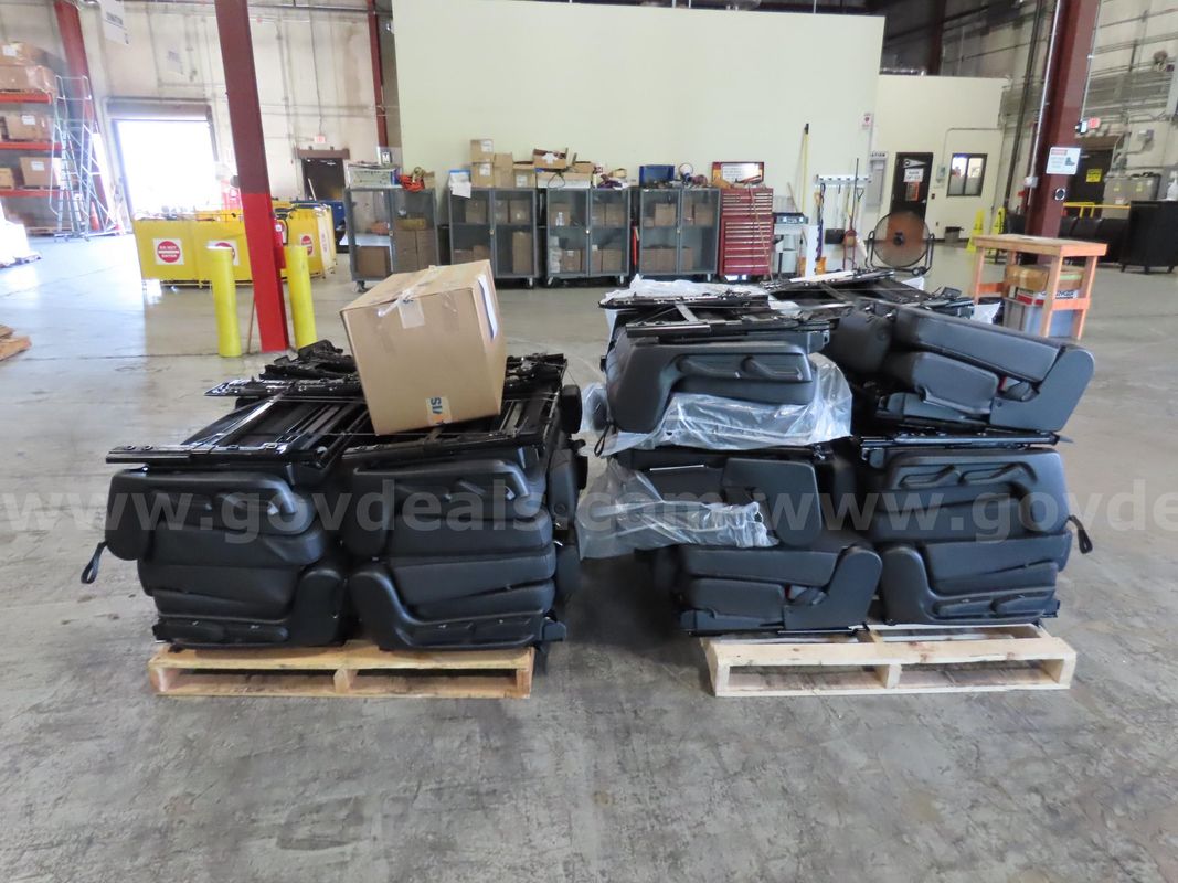 (10) 2025 Chevrolet Tahoe Second Row Split Bench Seats