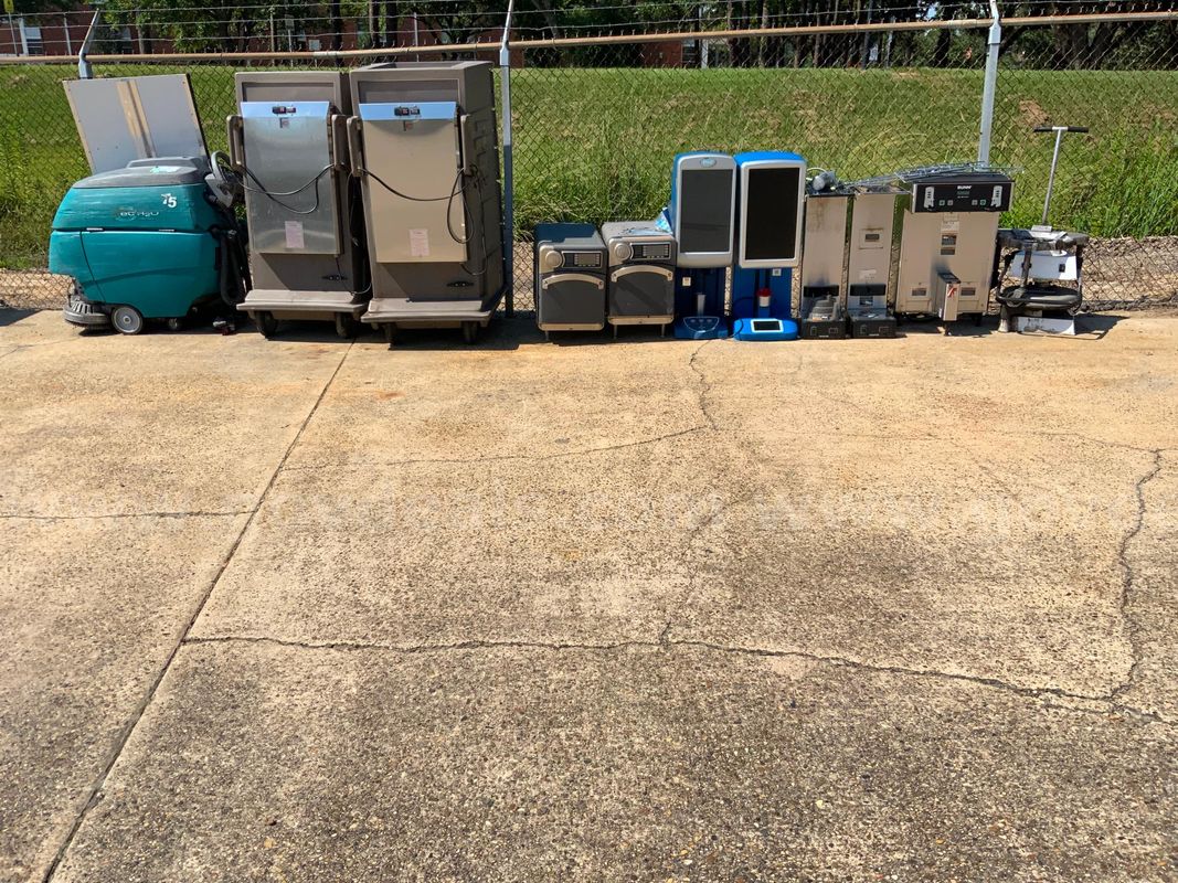 LOT OF VARIOUS PIECES OF COMMERCIAL CAFETERIA EQUIPMENT