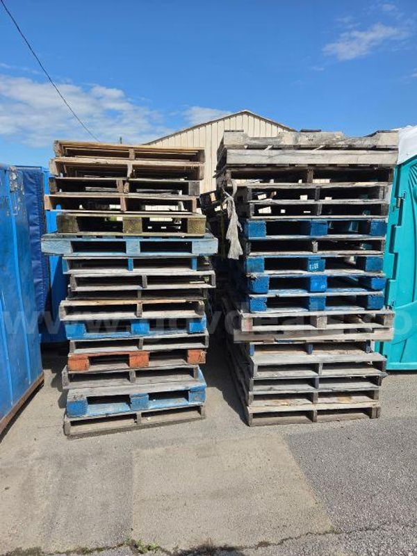 Lot of approx 140 Wooden Pallets