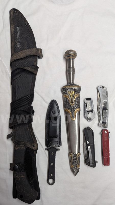 Bulk lot of various knifes