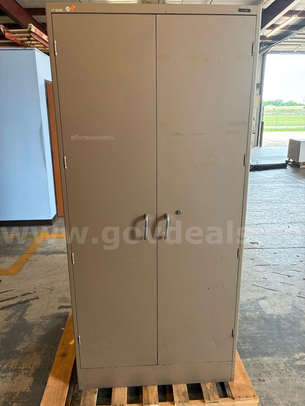 Cabinet, storage, lot of 2