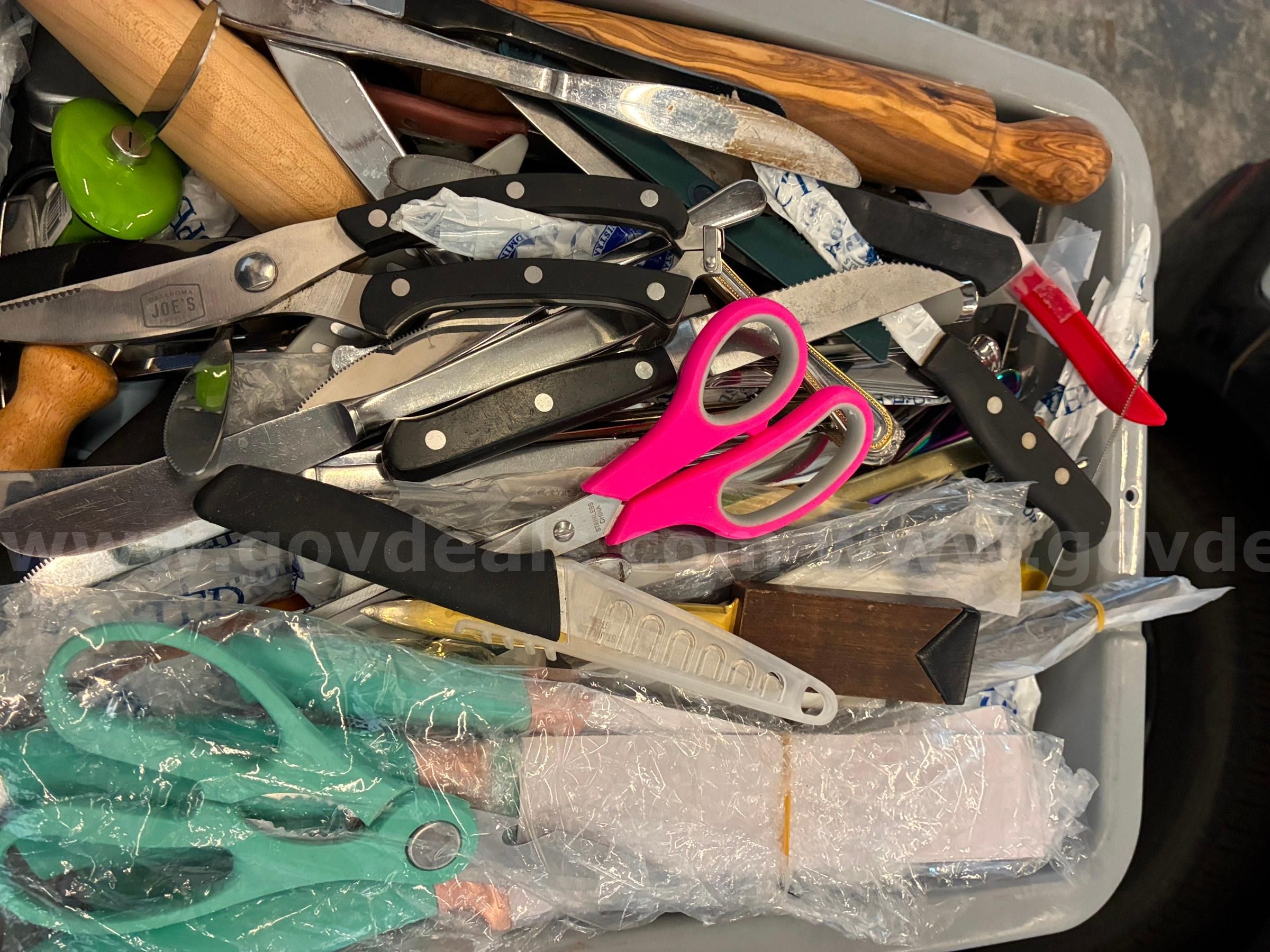 Scissors and kitchen items, approximately 30lbs - UNTESTED