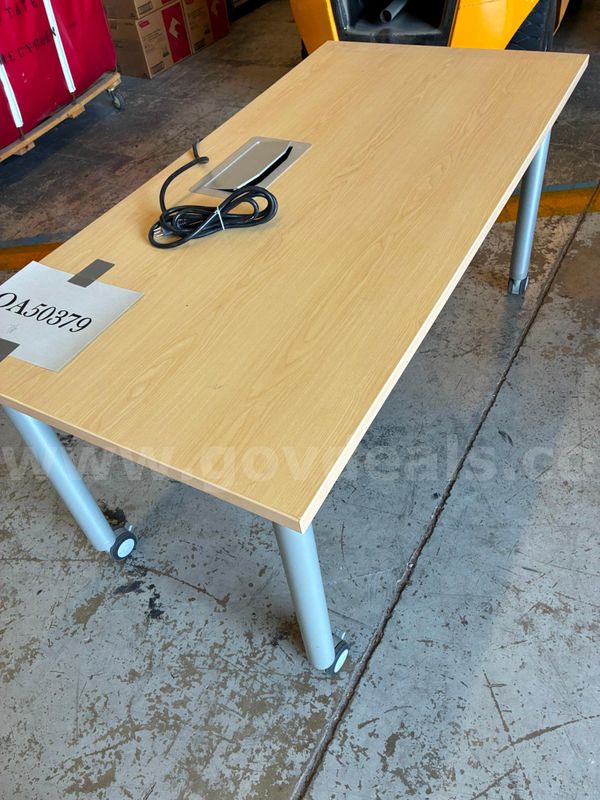 Table with outlets - UNTESTED