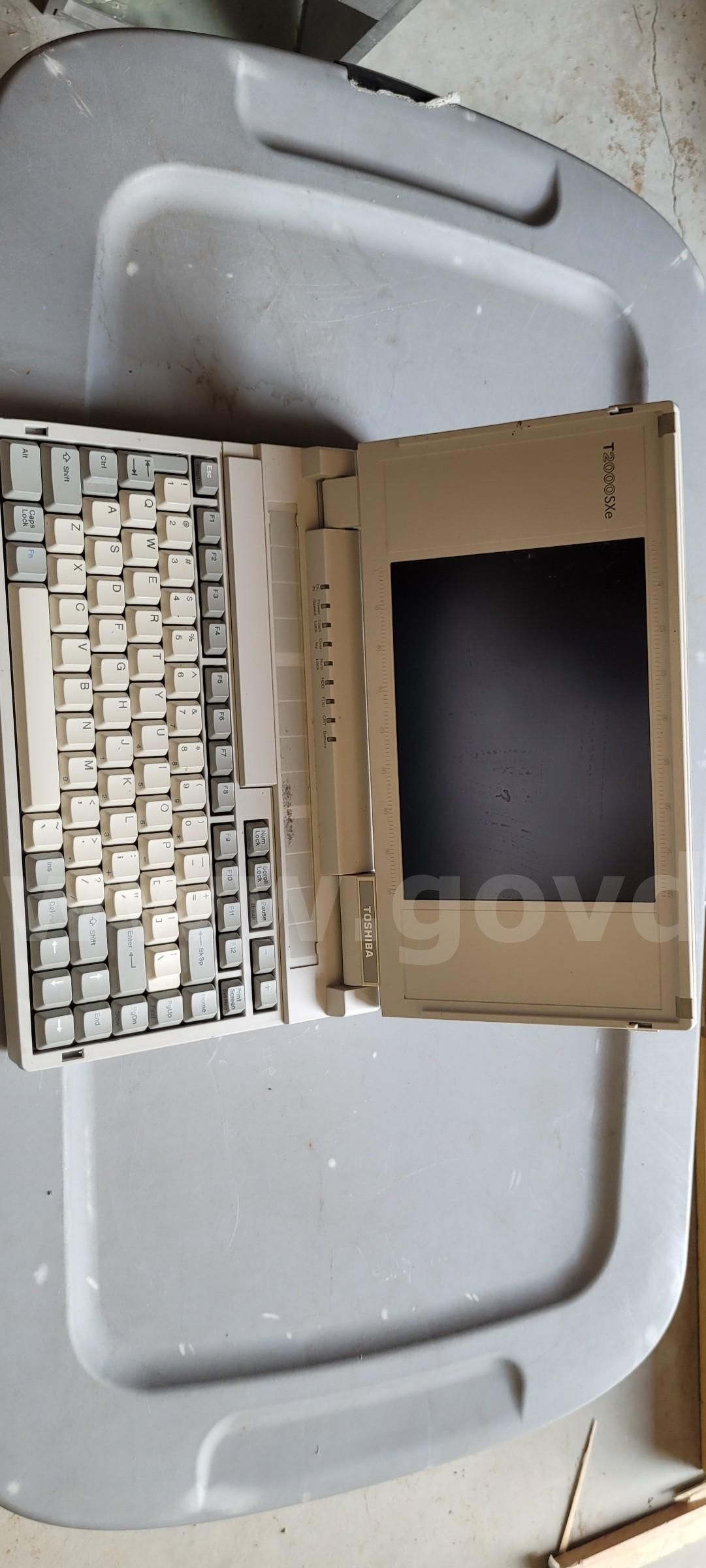 Vintage Toshiba T2000SXe laptop