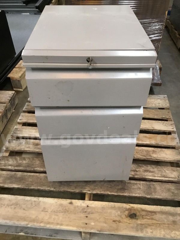 20 (LENGTH) x 15 (WIDTH) x 26 (HEIGHT) gray three drawer filing cabinet (KEY LOCK IS SLIGHTLY BENT) "DH"