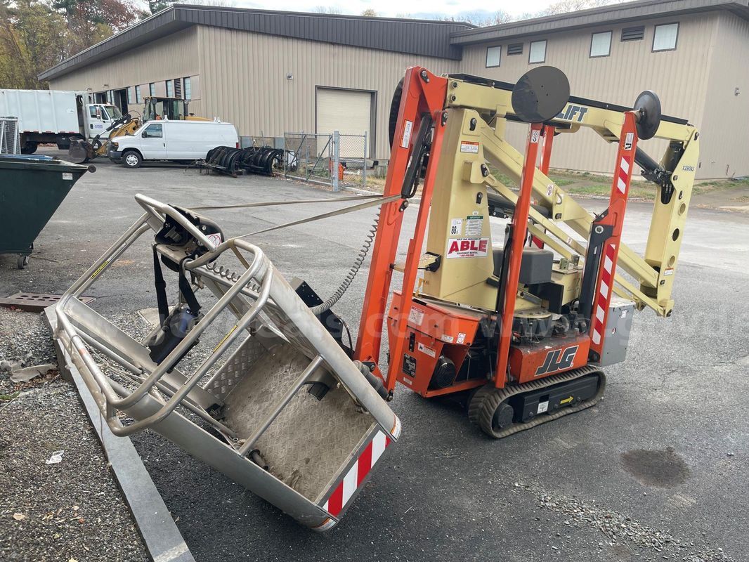 2013 JLG Atrium Lift