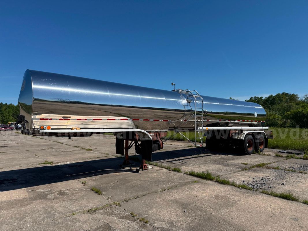 1985 Polar 5,500 Gallon Duel Axle Water Tanker