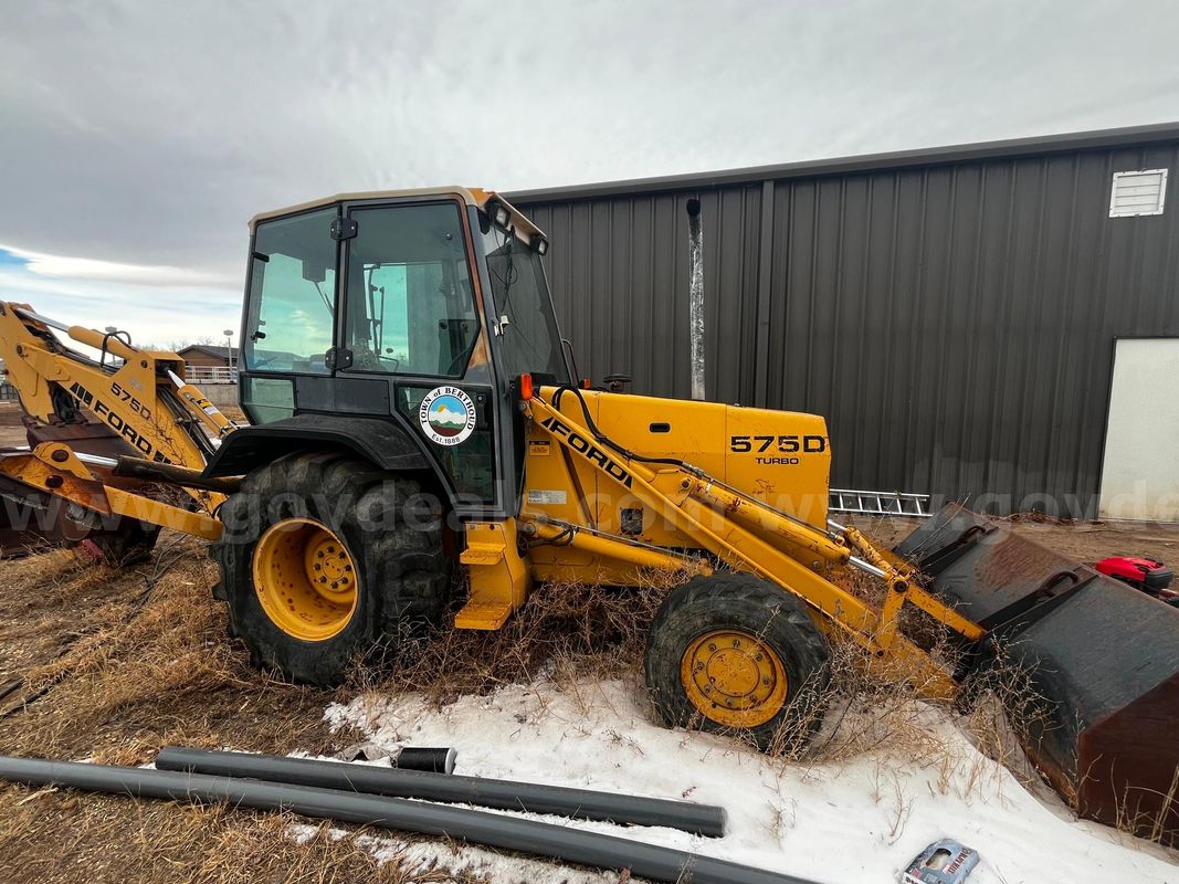 Ford 575D Backhoe Loader – Runs – 4,950 Miles – Hydraulic Issue