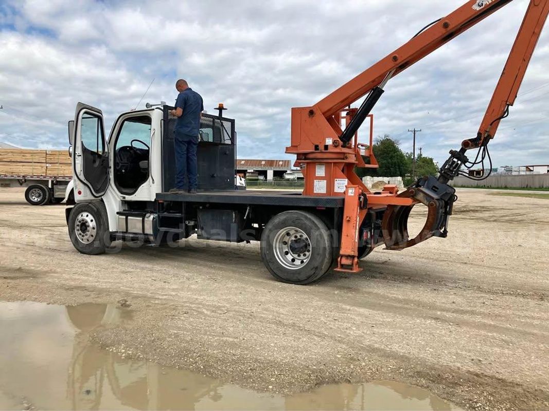 2013 Freightliner M2 106