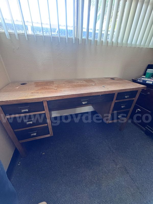 Wooden desk with hutch: 6 drawer desk with keyboard drawer