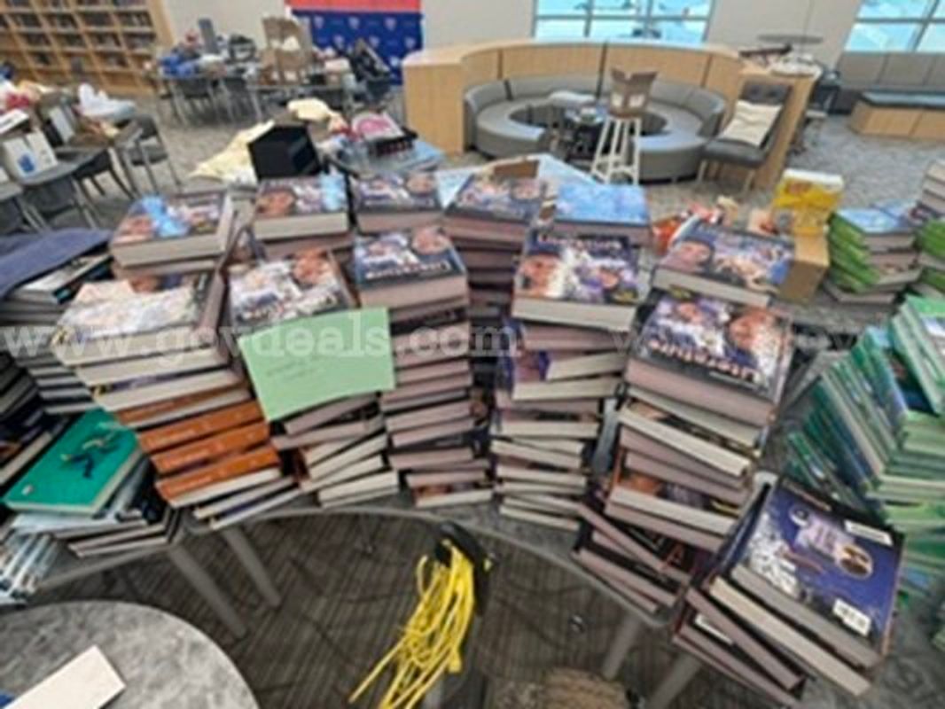 1 Lot of 379 Textbooks
