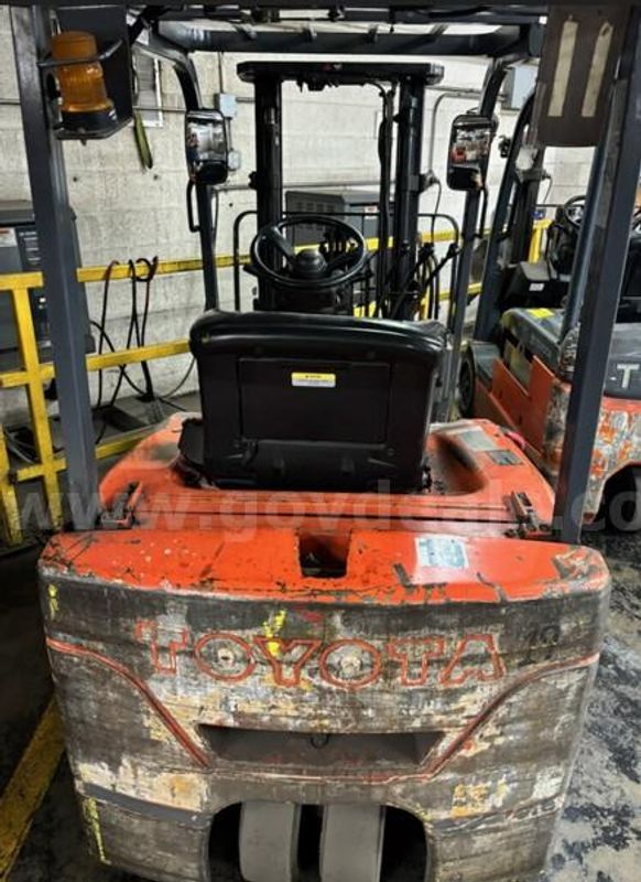 INDUSTRIAL EQUIPMENT- Lot of 5 Forklifts