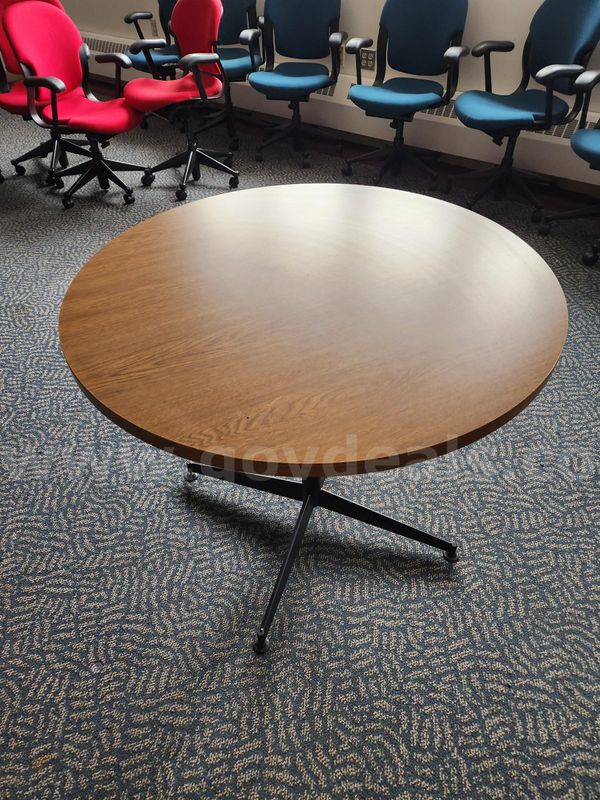 Small Round Pedestal Table / Cafe Table