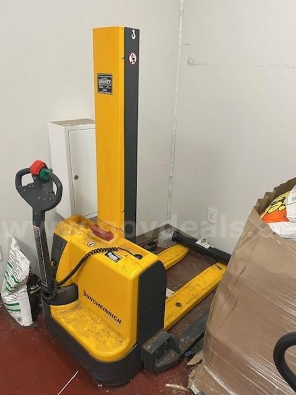 JUNG Battery Operated Pallet Stacker Model EMC B10