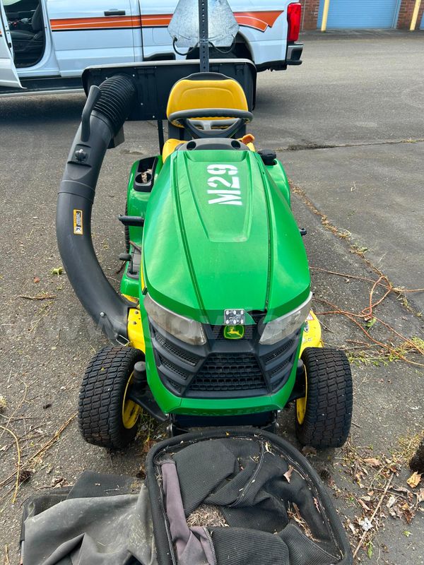1999 John Deere X320 Mower with Grass Catcher